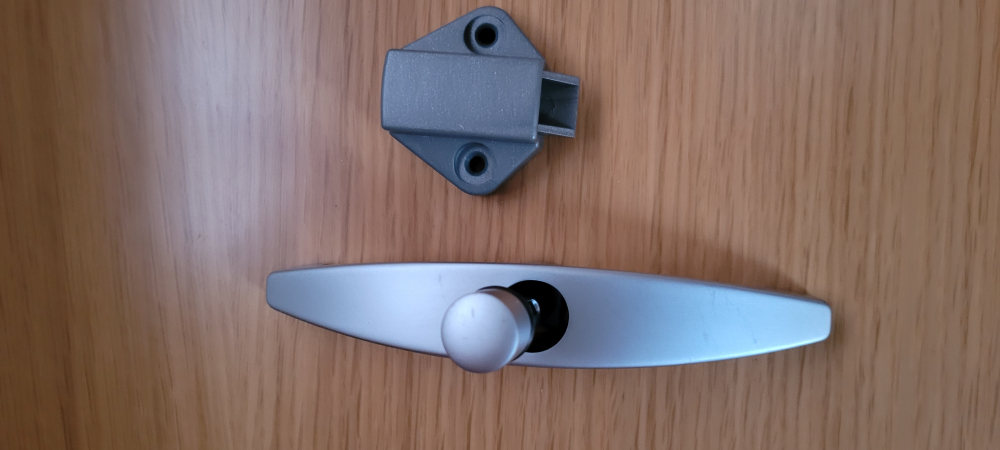 Ручка мебельная с фиксатором.